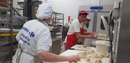 Elevii Bakery School au început practica la Carrefour România: Ce învață și ce oportunități au practica Bakery School puratos - em360