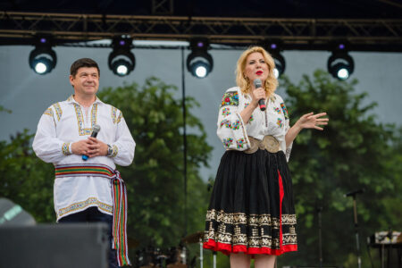 Paradă de costume populare româneşti de ziua IEI flori de ie galati 2023 - em360
