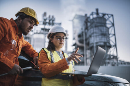 Conferința #ITforENERGY la AIUD: Pregătirea IMM-urilor pentru transformarea digitală prin creșterea competențelor digitale Team of engineers working on a night shift - em360