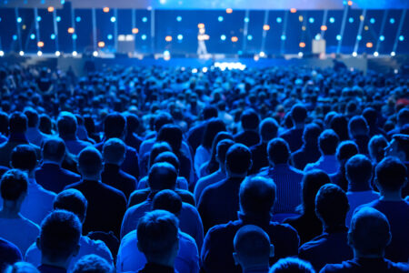 Conferința #ITforENERGY la Ploiești: Pregătirea IMM-urilor pentru transformarea digitală prin creșterea competențelor digitale ale angajaților Audience listens to the lecturer at the conference - em360