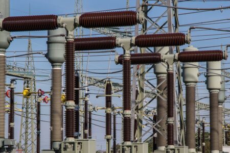 Prețul energiei electrice după plafonare va fi cu până la 120% mai mare decât înainte de plafonare - em360