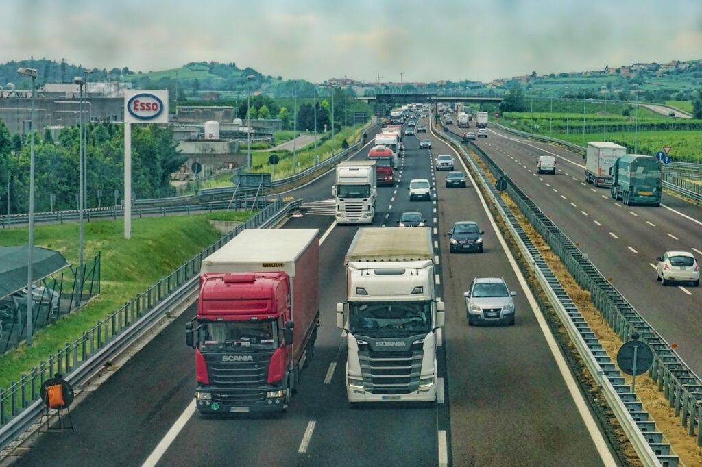 Taxe triple peste noapte. Transportatorii cer reguli, nu improvizații fiscale Taxe triple peste noapte Transportatorii cer reguli nu improvizații fiscale em360