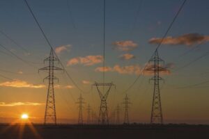 Energia se scumpește cu 3% de la 1 ianuarie 2026, datorită creșterii tarifelor, dar putem rupe cercul! Fără hidro România intra în beznă em360
