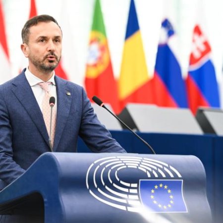 Pasagerii europeni merită respect nu scuze De ce ne opunem tăierii compensațiilor pentru zborurile întârziate em360