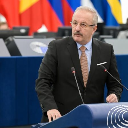Vasile Dîncu îi răspunde Georgianei Teodorescu Răul extrem nu are nevoie de monștri ci de oameni care renunță să mai gândească em360