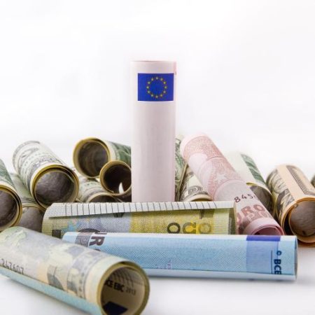 Eurodeputații votează reducerea drastică a cotelor de import la oțel și interzicerea metalului rusesc pentru a salva industria UE em360