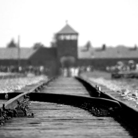 Ziua Internațională de Comemorare a Holocaustului 55% dintre europeni consideră antisemitismul o problemă 47% recunosc creștere în ultimii cinci ani em360