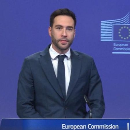 Comisia UE își apără funcționarii și accelerează aplicarea DSA sub presiuni politice em360