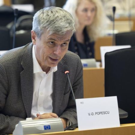 Virgil Popescu consideră că fondurile europene inclusiv cele rămase din PNRR pot fi folosite pentru susținerea locuințelor sociale și planurile pentru tineri em360
