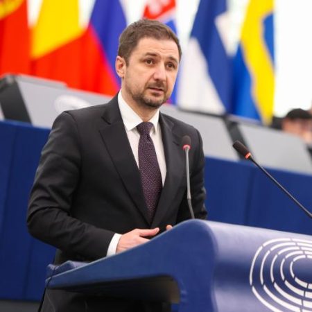 Eurodeputatul Adrian Axinia anunță o primă victorie pentru familii în negocierile UE privind drepturile pasagerilor aerieni em360