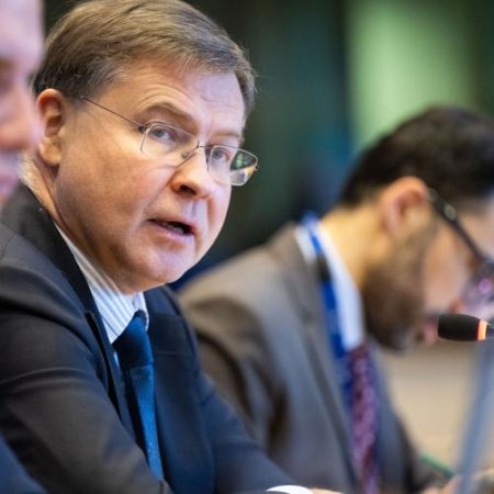Comisarul Valdis Dombrovskis avertizează asupra riscului de șoc stagflaționist și cere accelerarea euro digital em360