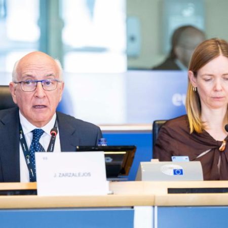 Parlamentul European susține amânarea unor reguli cheie din AI Act și propune interzicerea aplicațiilor de tip „nudifier” em360