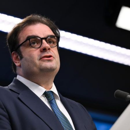 Kyriakos Pierrakakis avertizează că Europa nu își poate permite „mulțumirea de sine” și cere accelerarea uniunii economiilor și investițiilor, cu finanțele digitale și euro digital ca infrastructură de suveranitate em360