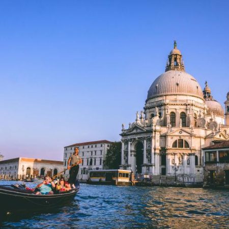 UE vrea să reducă presiunea turistică și să redirecționeze vizitatorii către noi destinații em360