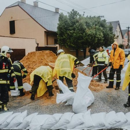 Inundații secetă și valuri de căldură amenință sute de milioane de europeni UE răspunde cu o rețea de 100 de regiuni pentru reziliență climatică em360