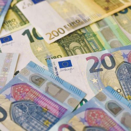 Comisia Europeană a atras 9 miliarde euro de pe piețe într-o emisiune suprasubscrisă de 13 ori pentru NextGenerationEU și sprijinul acordat Ucrainei em360