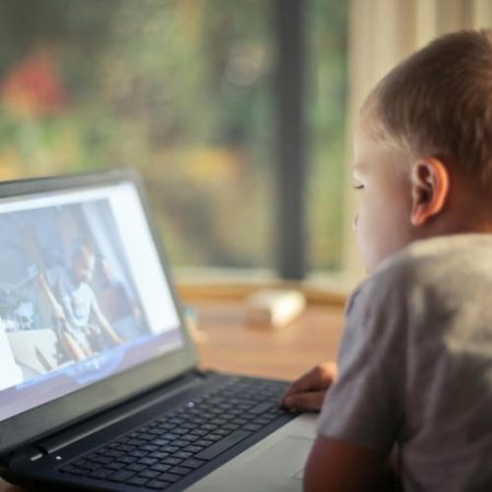 Comisia Europeană lansează un panel special pentru siguranța copiilor online și analizează posibile limite de vârstă pentru accesul la social media em360