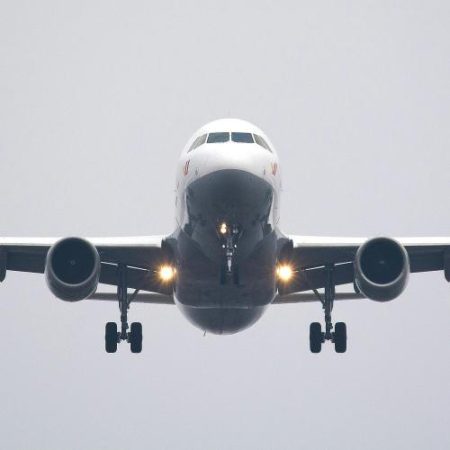 Un zbor finanțat de UE a adus la București încă 134 de cetățeni europeni evacuați din Orientul Mijlociu, totalul repatrierilor depășește 11.000 em360