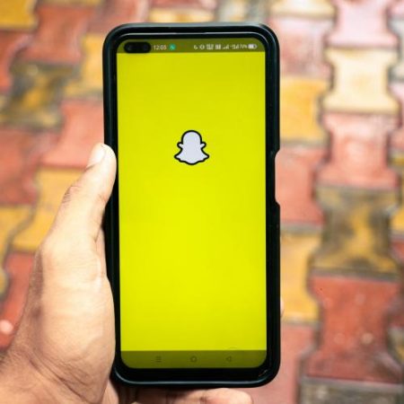 Comisia Europeană investighează Snapchat pentru posibile încălcări ale regulilor UE privind protecția minorilor em360