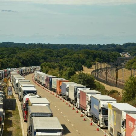 Parlamentul European acordă producătorilor de vehicule grele mai multă flexibilitate pentru respectarea țintei de CO2 din 2030 em360
