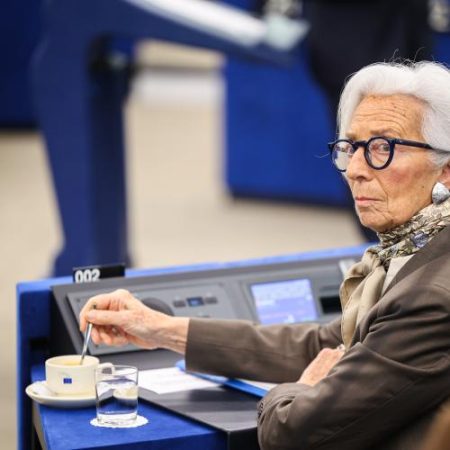 Christine Lagarde avertizează că noul șoc energetic poate reaprinde inflația și cere guvernelor UE sprijin fiscal țintit em360