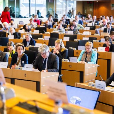 Parlamentari europeni discută cooperarea globală privind AI și protecția democrației em360