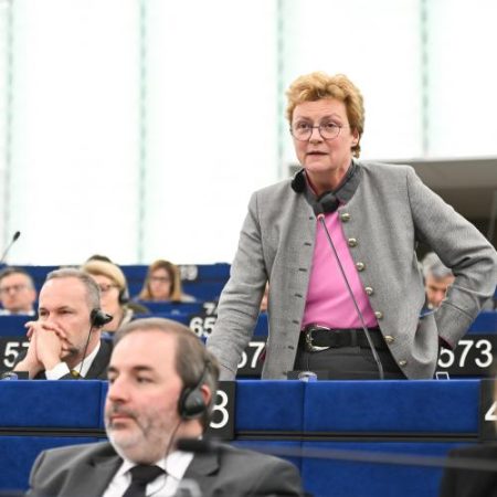 Eurodeputații cer limite pentru finanțarea UE pe bază de performanță în următorul buget multianual em360