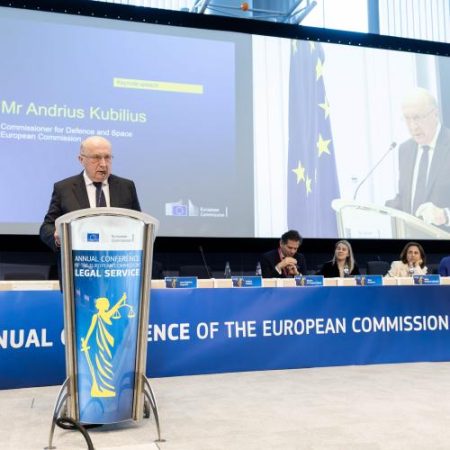 Comisarul Andrius Kubilius pune sub semnul întrebării capacitatea tratatelor UE în domeniul apărării em360