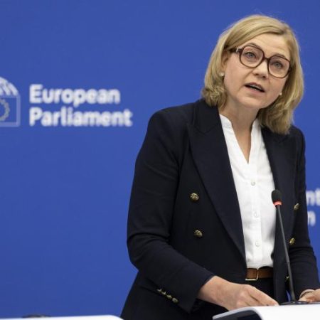 Comisia Europeană cere statelor UE să lanseze verificarea vârstei online până la finalul lui 2026 em360