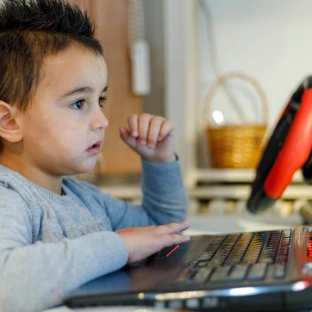 Comisia Europeană reunește din nou panelul pentru siguranța copiilor online, după lansarea aplicației UE de verificare a vârstei em360