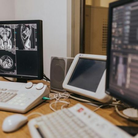 Comisia Europeană alocă 63,2 milioane de euro pentru IA în sănătate, siguranța online și competențe digitale em360