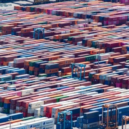 Fraudă de peste 137 milioane euro în importuri din China nouă companii din Cehia vizate de o anchetă EPPO em360