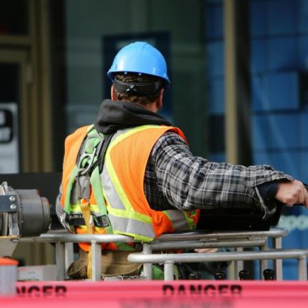 Parlamentul European cere limite mai stricte pentru expunerea lucrătorilor la substanțe periculoase em360