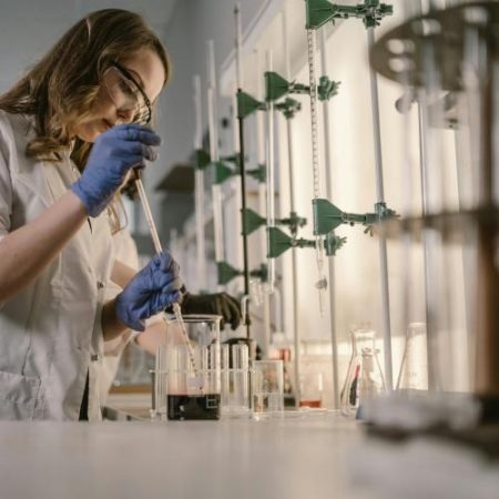 Comisia Europeană deschide finanțări de aproape 400 de milioane de euro pentru cercetători postdoctorali em360