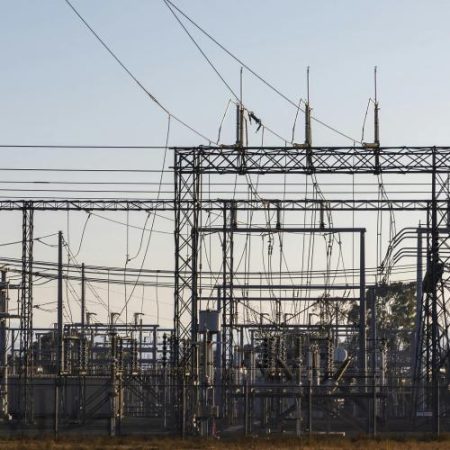 BEI și Commerzbank lansează un acord care poate mobiliza 2 miliarde de euro pentru rețele electrice în Europa em360
