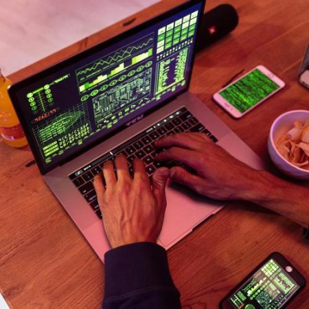 Un proiect UE testează securitatea dispozitivelor conectate în mașini spitale și fabrici em360