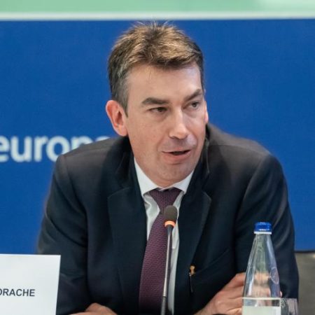 Dragoș Tudorache le spune tinerilor că inteligența artificială trebuie privită cu optimism dar și cu reguli clare em360