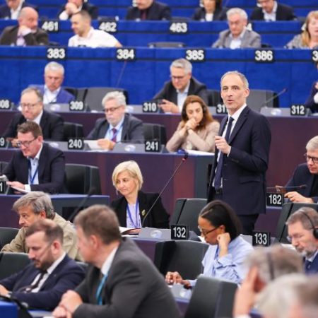 Parlamentul European aprobă reguli mai stricte pentru investițiile străine în sectoare strategice em360