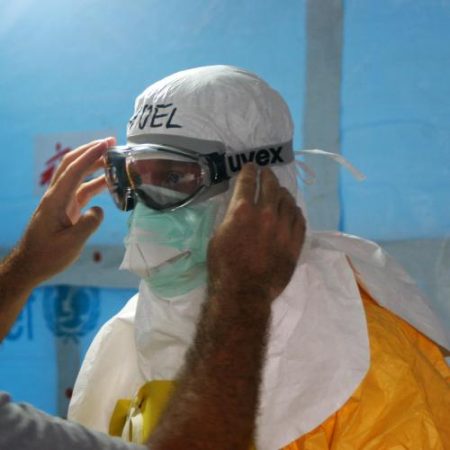 Uniunea Europeană nu recomandă controale la intrare pentru călătorii care revin din zona focarului Ebola em360