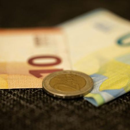 Curtea de Justiție Europeană respinge condiția de 10 ani de rezidență pentru accesul la venit minim în Italia em360