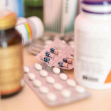 O rețea care vindea medicamente și suplimente false unor bolnavi grav a fost destructurată în Europa em360