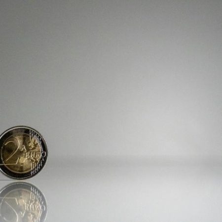 Excedentul comercial al Uniunii Europene s-a înjumătățit în primul trimestru din 2026 em360