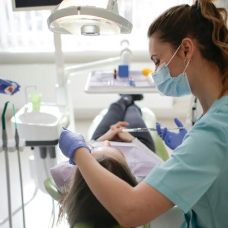 Comisia Europeană cere statelor membre să aplice noi reguli pentru consumatori, personal medical și lucrători expuși la substanțe toxice em360