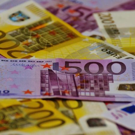 Comisia Europeană atrage 10 miliarde de euro printr-o nouă emisiune de obligațiuni UE em360