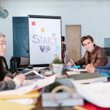 Comisia Europeană prezintă un nou tablou de bord care indică progrese în politicile pentru startupuri em360