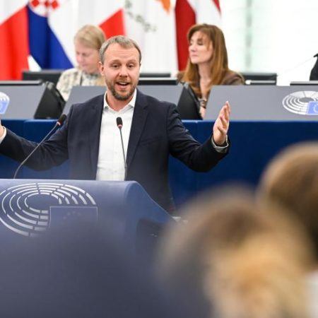 Daniel Freund de la Verzii Europeni avertizează că poate da Comisia în judecată dacă nu află cine a primit banii din fondul de redresare em360