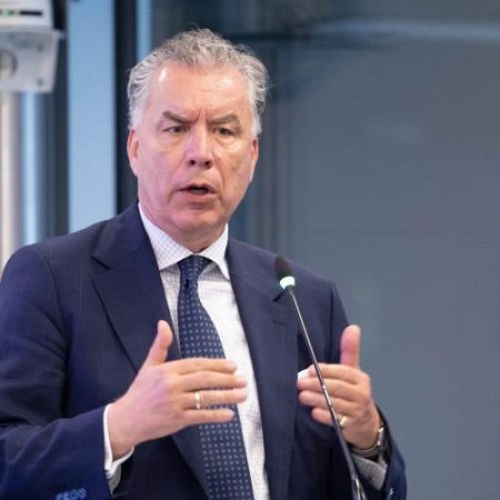 Comisia Europeană pregătește recomandări privind folosirea inteligenței artificiale în alegeri em360
