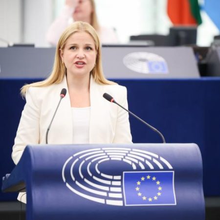 Parlamentul European aprobă amânări în AI Act și interzice aplicațiile de nudificare cu inteligență artificială em360