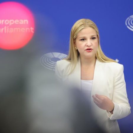 Raportorii AI Omnibus spun că amânarea unor obligații din AI Act evită un haos de reglementare pentru companii em360