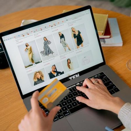 Parchetul European investighează în Italia o fraudă de un milion de euro cu fonduri pentru platforme de e-commerce em360